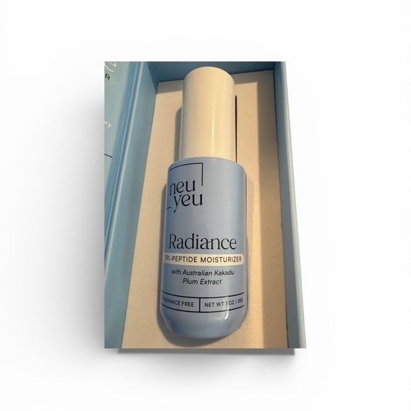 Tri-Peptide Moisturizer - Blue and Cream - Picture 2 of 7